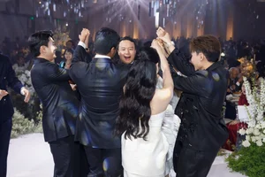 Mai Phuong Thuy and Celebrities Light Up Midu's Wedding Reception - image 0