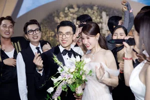 Mai Phuong Thuy and Celebrities Light Up Midu's Wedding Reception - image 10