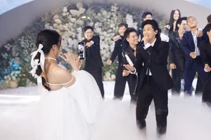 Mai Phuong Thuy and Celebrities Light Up Midu's Wedding Reception - image 2