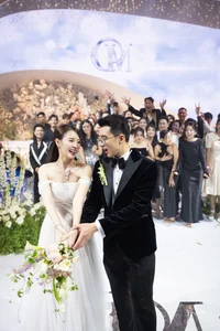 Mai Phuong Thuy and Celebrities Light Up Midu's Wedding Reception - image 5