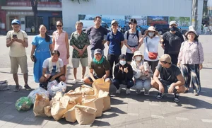 A 13-Year Mission of Love: The U70 PhD Cleaning Hoan Kiem Lake Every Day - image 2