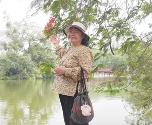 A 13-Year Mission of Love: The U70 PhD Cleaning Hoan Kiem Lake Every Day - image 1
