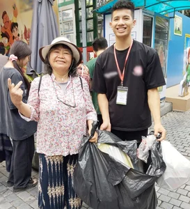 A 13-Year Mission of Love: The U70 PhD Cleaning Hoan Kiem Lake Every Day - image 0