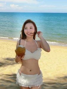 Who Is the Glamorous Singer Connected to ViruSs in Recent Rumors? - image 5