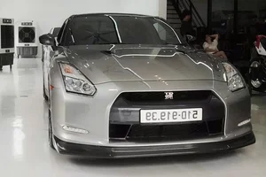Experience the Legendary Nissan GT-R R35: The "Supercar Killer" Spotted on the Vibrant Streets of Ho Chi Minh City - image 5