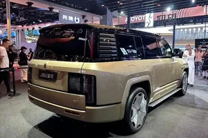Yangwang U8L: China's Luxury SUV Rivaling the Rolls-Royce Cullinan - image 5