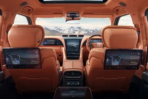 Yangwang U8L: China's Luxury SUV Rivaling the Rolls-Royce Cullinan - image 11