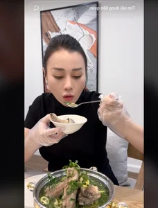 Actress Phuong Oanh Teaches Miss Vietnam Ngoc Han Cooking Secrets - image 2