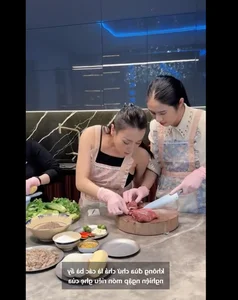 Actress Phuong Oanh Teaches Miss Vietnam Ngoc Han Cooking Secrets - image 5