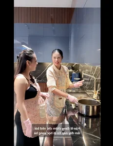Actress Phuong Oanh Teaches Miss Vietnam Ngoc Han Cooking Secrets - image 4