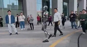 Revolutionary Humanoid Robot from China Performs Incredible One-Handed Backflip - image 4
