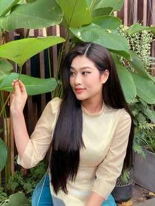 Stunning Gen Z Beauty Queen Captivates Fans in Traditional Vietnamese Ao Dai - image 0