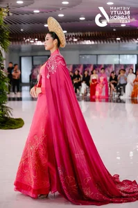 Stunning Gen Z Beauty Queen Captivates Fans in Traditional Vietnamese Ao Dai - image 5