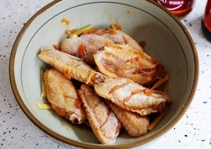 How to Make Crispy and Savory Glazed Chicken Wings Perfect for Family Dinners - image 1