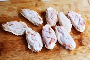 How to Make Crispy and Savory Glazed Chicken Wings Perfect for Family Dinners - image 11