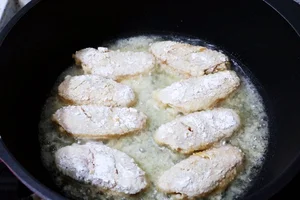 How to Make Crispy and Savory Glazed Chicken Wings Perfect for Family Dinners - image 0