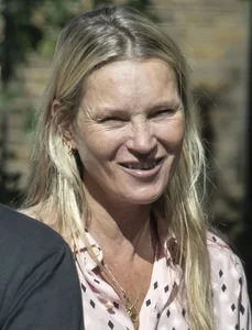 Supermodel Kate Moss Natural Aging and the Evolution of Beauty Standards - image 4