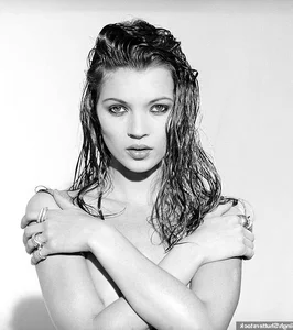 Supermodel Kate Moss Natural Aging and the Evolution of Beauty Standards - image 0