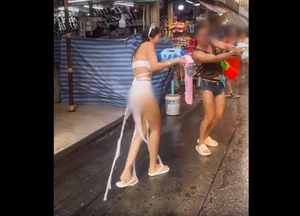 Supermodel Anh Thu Celebrates the Songkran Water Festival with Vibrant Energy in Thailand - image 3