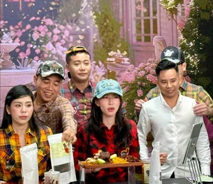Miss Grand Thuy Tien Surprises Fans with Bold Street Style While Meeting Quang Linh Vlogs - image 5