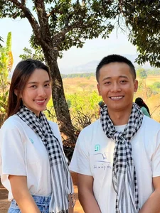 Miss Grand Thuy Tien Surprises Fans with Bold Street Style While Meeting Quang Linh Vlogs - image 4