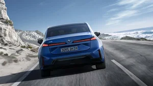 BMW i3 Neue Klasse Revealed: 463HP and 700KM Range to Challenge Tesla Model 3 - image 1