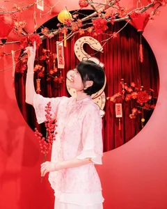 New Year Radiance: Capturing the Elegance of the 'Chairman's Muse' - image 4
