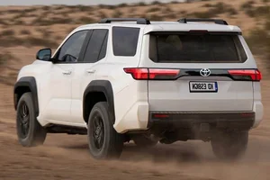 2027 Toyota Fortuner Leaked: A Boxier Design and Advanced Tech Features - image 7