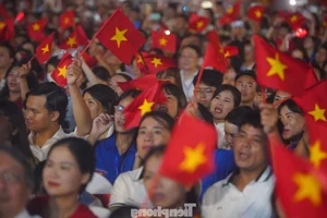 Unprecedented Historic Scenes and Large Crowds at August Revolution Square Hanoi - image 0