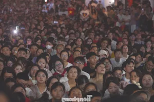 Unprecedented Historic Scenes and Large Crowds at August Revolution Square Hanoi - image 1