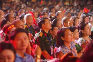 Unprecedented Historic Scenes and Large Crowds at August Revolution Square Hanoi - image 5