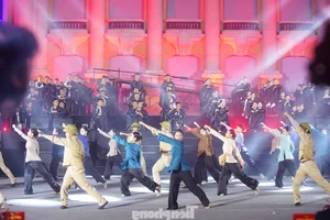 Unprecedented Historic Scenes and Large Crowds at August Revolution Square Hanoi - image 7