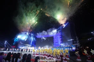 Unprecedented Historic Scenes and Large Crowds at August Revolution Square Hanoi - image 8