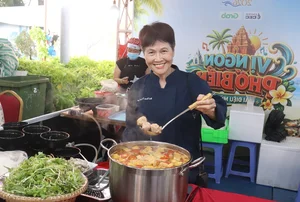 Thousands of Tourists Brave the Rain in Khanh Hoa to Savor Traditional Three-Region Vietnamese Cuisine - image 7