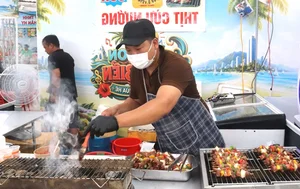 Thousands of Tourists Brave the Rain in Khanh Hoa to Savor Traditional Three-Region Vietnamese Cuisine - image 6
