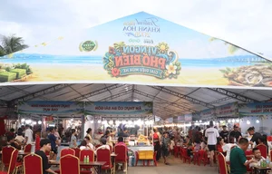 Thousands of Tourists Brave the Rain in Khanh Hoa to Savor Traditional Three-Region Vietnamese Cuisine - image 3