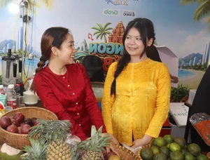Thousands of Tourists Brave the Rain in Khanh Hoa to Savor Traditional Three-Region Vietnamese Cuisine - image 5