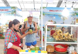 Thousands of Tourists Brave the Rain in Khanh Hoa to Savor Traditional Three-Region Vietnamese Cuisine - image 0