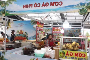 Thousands of Tourists Brave the Rain in Khanh Hoa to Savor Traditional Three-Region Vietnamese Cuisine - image 1