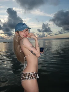 Tiktoker Ciin Stuns Fans with Breathtaking Curves During Golden Hour Sunset Photoshoot - image 3