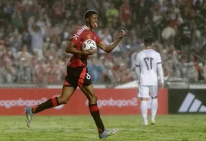 Manchester United's Hard-Fought Victory in Hong Kong Amid Bruno Fernandes Transfer Rumors - image 3