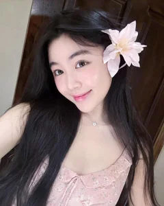 Summer Fashion Inspiration: Quyen Linh’s Daughter Shines in Elegant Strap Dress - image 0
