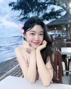Summer Fashion Inspiration: Quyen Linh’s Daughter Shines in Elegant Strap Dress - image 5