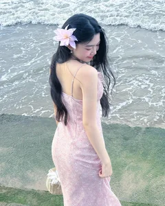 Summer Fashion Inspiration: Quyen Linh’s Daughter Shines in Elegant Strap Dress - image 8