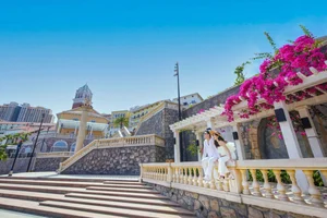 Why International Media is Obsessed with the Romantic Charm of Sunset Town - image 2