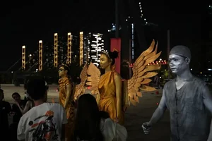 Thùy Tiên and Double2T Challenge Themselves as Living Statues in Ho Chi Minh City - image 4