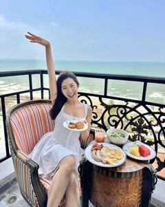 Thuy Ngan's Age-Defying Style Secrets: How to Achieve a Youthful and Vibrant Fashion Look at Any Age - image 10