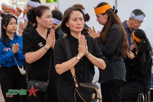 Thousands of Citizens Pay Solemn Respects to General Secretary Nguyen Phu Trong - image 9