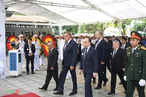 Thousands of Citizens Pay Solemn Respects to General Secretary Nguyen Phu Trong - image 2