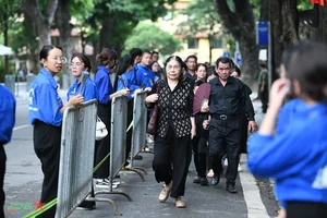 Thousands of Citizens Pay Solemn Respects to General Secretary Nguyen Phu Trong - image 1
